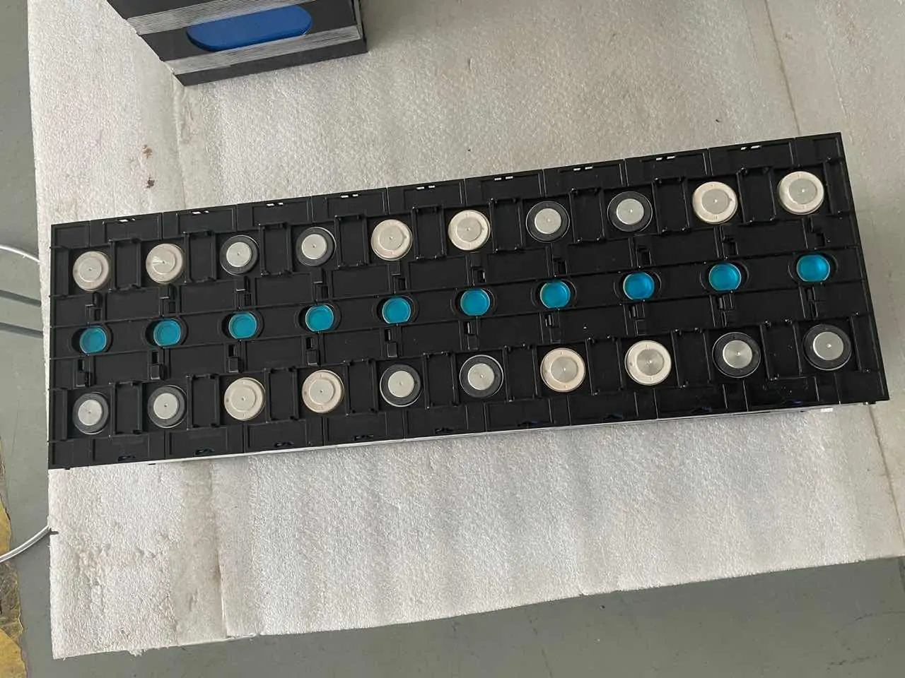 eve lf100la 100ah lifepo4 cell with plastic holders eve lf100la 100ah lifepo4 cell with plastic holders